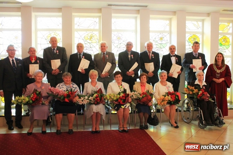 Zdjęcie w galerii na portalu naszraciborz.pl: Małżeńskie Virtuti Militari wręczone. Pary świętowały złote gody w USC wiadomości z regionu