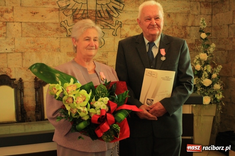 Zdjęcie w galerii na portalu naszraciborz.pl: Małżeńskie Virtuti Militari wręczone. Pary świętowały złote gody w USC wiadomości z regionu