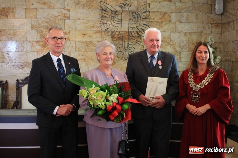 Zdjęcie w galerii na portalu naszraciborz.pl: Małżeńskie Virtuti Militari wręczone. Pary świętowały złote gody w USC wiadomości z regionu