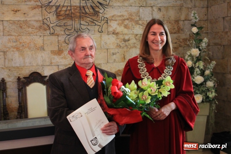 Zdjęcie w galerii na portalu naszraciborz.pl: Małżeńskie Virtuti Militari wręczone. Pary świętowały złote gody w USC wiadomości z regionu
