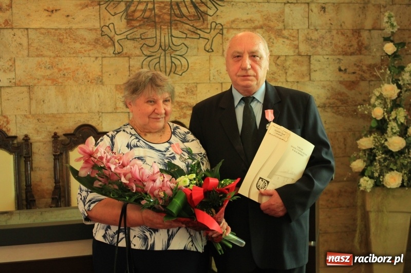 Zdjęcie w galerii na portalu naszraciborz.pl: Małżeńskie Virtuti Militari wręczone. Pary świętowały złote gody w USC wiadomości z regionu