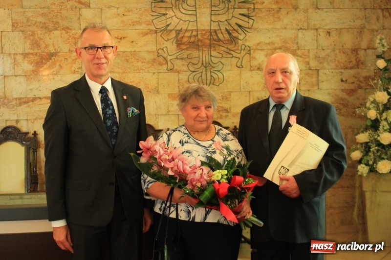 Zdjęcie w galerii na portalu naszraciborz.pl: Małżeńskie Virtuti Militari wręczone. Pary świętowały złote gody w USC wiadomości z regionu