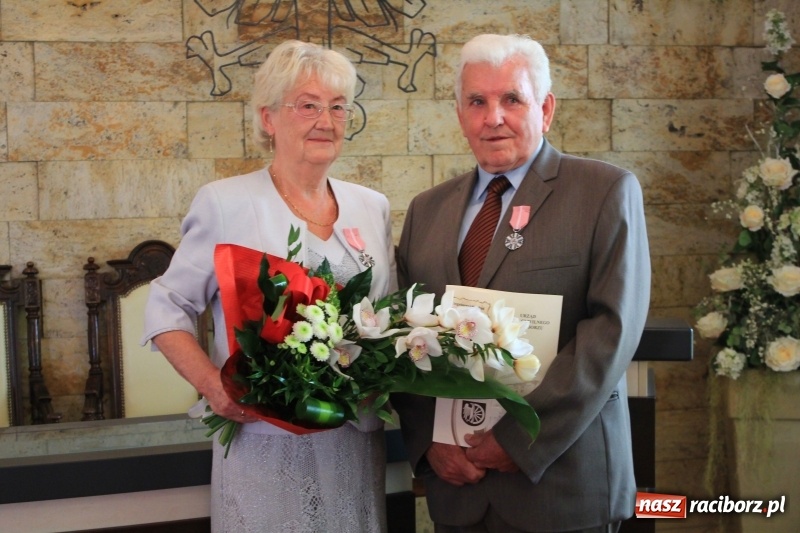 Zdjęcie w galerii na portalu naszraciborz.pl: Małżeńskie Virtuti Militari wręczone. Pary świętowały złote gody w USC wiadomości z regionu