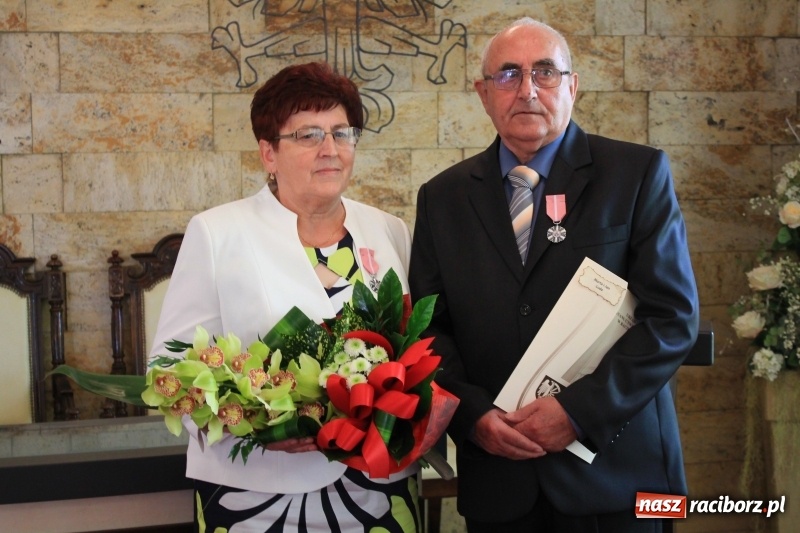 Zdjęcie w galerii na portalu naszraciborz.pl: Małżeńskie Virtuti Militari wręczone. Pary świętowały złote gody w USC wiadomości z regionu