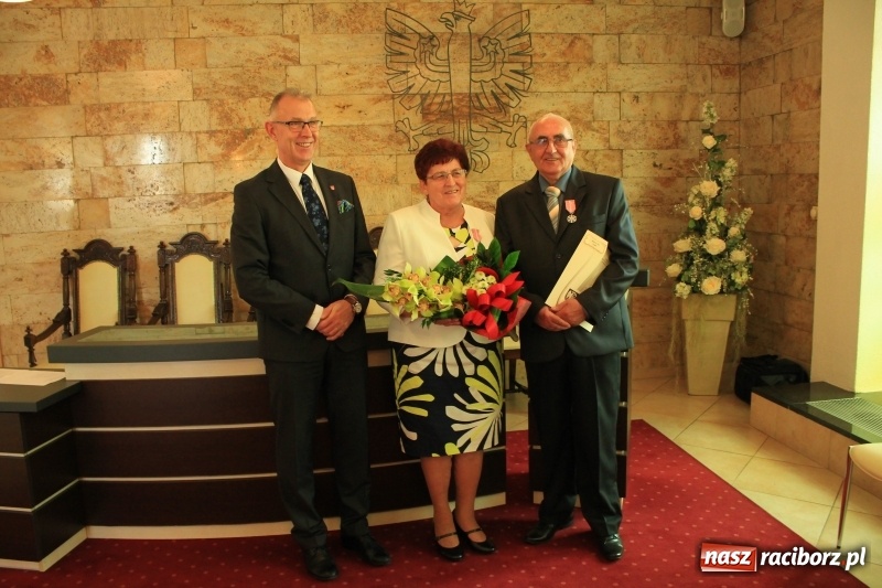 Zdjęcie w galerii na portalu naszraciborz.pl: Małżeńskie Virtuti Militari wręczone. Pary świętowały złote gody w USC wiadomości z regionu