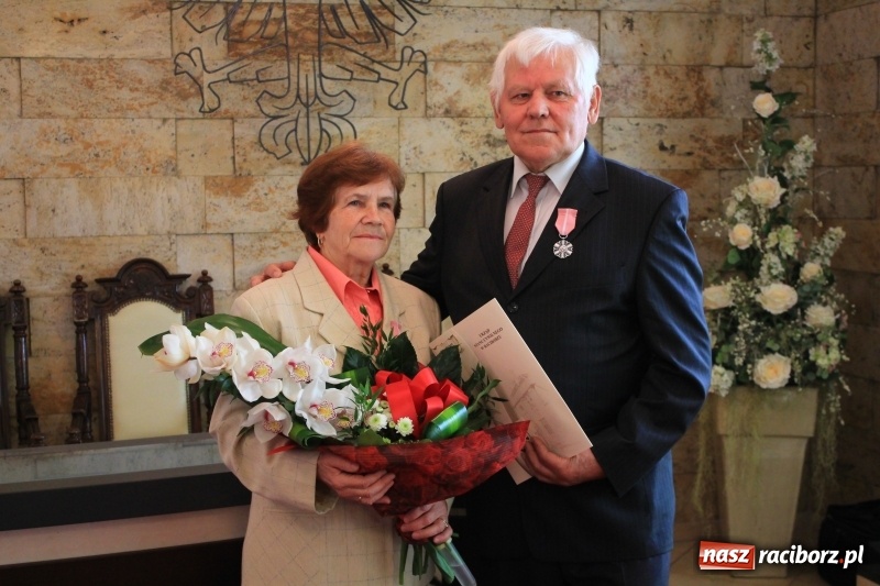 Zdjęcie w galerii na portalu naszraciborz.pl: Małżeńskie Virtuti Militari wręczone. Pary świętowały złote gody w USC wiadomości z regionu