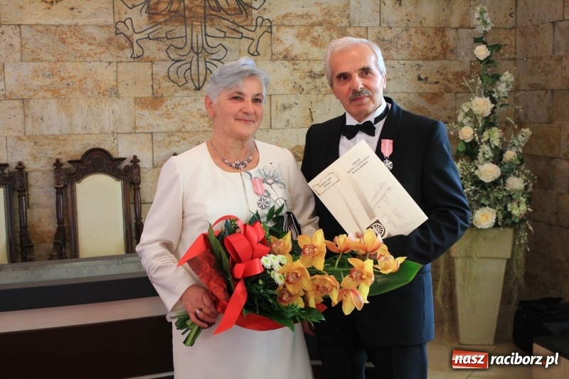 Zdjęcie w galerii na portalu naszraciborz.pl: Małżeńskie Virtuti Militari wręczone. Pary świętowały złote gody w USC wiadomości z regionu