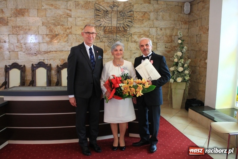 Zdjęcie w galerii na portalu naszraciborz.pl: Małżeńskie Virtuti Militari wręczone. Pary świętowały złote gody w USC wiadomości z regionu