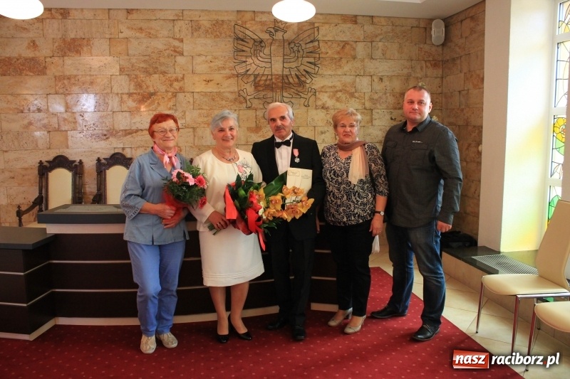 Zdjęcie w galerii na portalu naszraciborz.pl: Małżeńskie Virtuti Militari wręczone. Pary świętowały złote gody w USC wiadomości z regionu