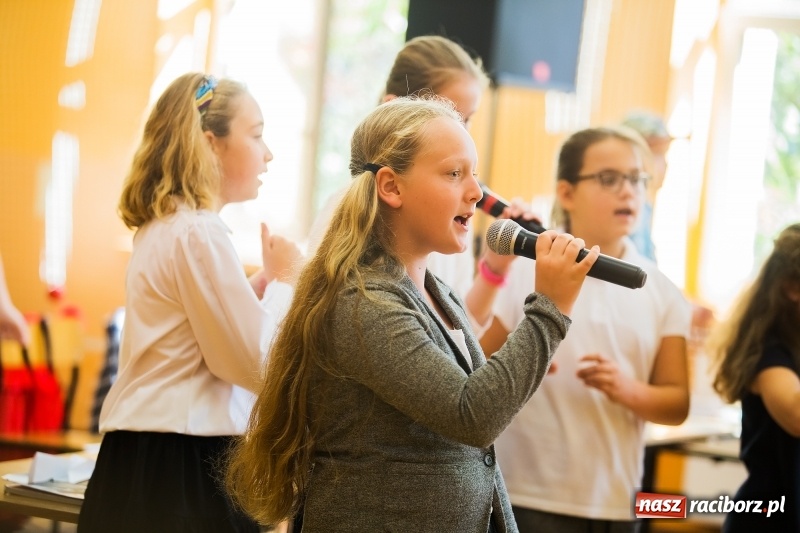 Zdjęcie w galerii na portalu naszraciborz.pl: Uroczysta akademia z okazji święta KEN w SP13 wiadomości z regionu