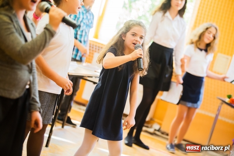 Zdjęcie w galerii na portalu naszraciborz.pl: Uroczysta akademia z okazji święta KEN w SP13 wiadomości z regionu