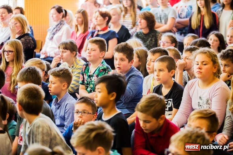 Zdjęcie w galerii na portalu naszraciborz.pl: Uroczysta akademia z okazji święta KEN w SP13 wiadomości z regionu