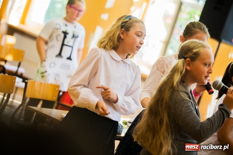 Zdjęcie w galerii na portalu naszraciborz.pl: Uroczysta akademia z okazji święta KEN w SP13 wiadomości z regionu