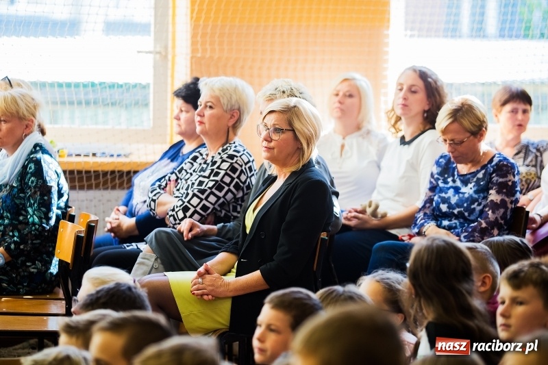 Zdjęcie w galerii na portalu naszraciborz.pl: Uroczysta akademia z okazji święta KEN w SP13 wiadomości z regionu