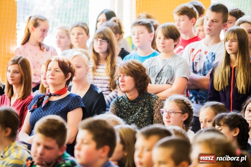 Zdjęcie w galerii na portalu naszraciborz.pl: Uroczysta akademia z okazji święta KEN w SP13 wiadomości z regionu