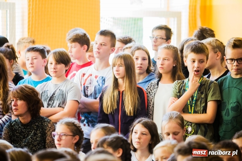 Zdjęcie w galerii na portalu naszraciborz.pl: Uroczysta akademia z okazji święta KEN w SP13 wiadomości z regionu