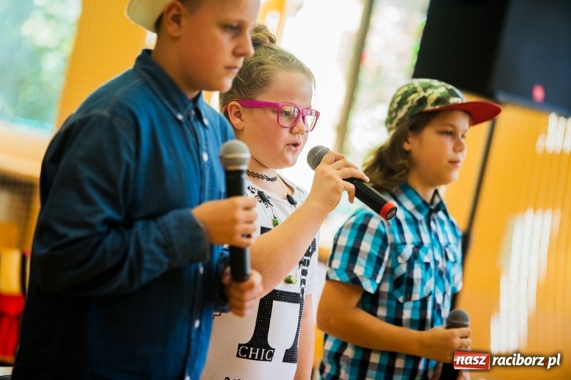 Zdjęcie w galerii na portalu naszraciborz.pl: Uroczysta akademia z okazji święta KEN w SP13 wiadomości z regionu