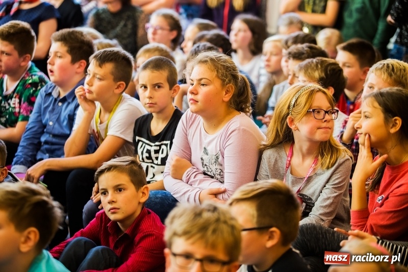 Zdjęcie w galerii na portalu naszraciborz.pl: Uroczysta akademia z okazji święta KEN w SP13 wiadomości z regionu
