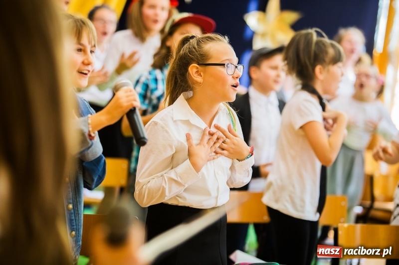 Zdjęcie w galerii na portalu naszraciborz.pl: Uroczysta akademia z okazji święta KEN w SP13 wiadomości z regionu