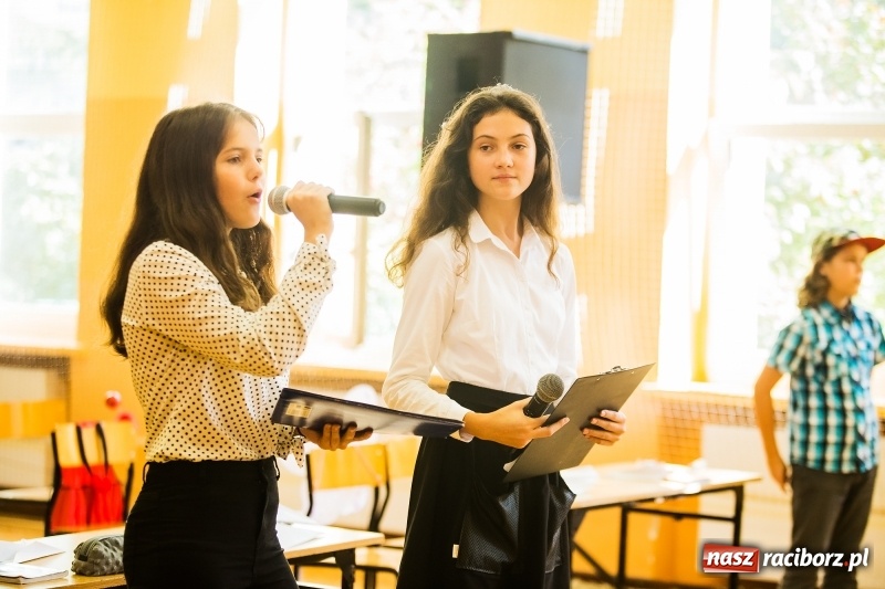 Zdjęcie w galerii na portalu naszraciborz.pl: Uroczysta akademia z okazji święta KEN w SP13 wiadomości z regionu