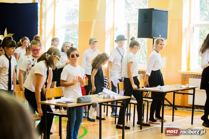 Zdjęcie w galerii na portalu naszraciborz.pl: Uroczysta akademia z okazji święta KEN w SP13 wiadomości z regionu