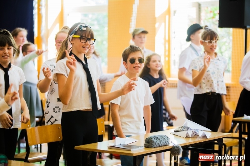 Zdjęcie w galerii na portalu naszraciborz.pl: Uroczysta akademia z okazji święta KEN w SP13 wiadomości z regionu