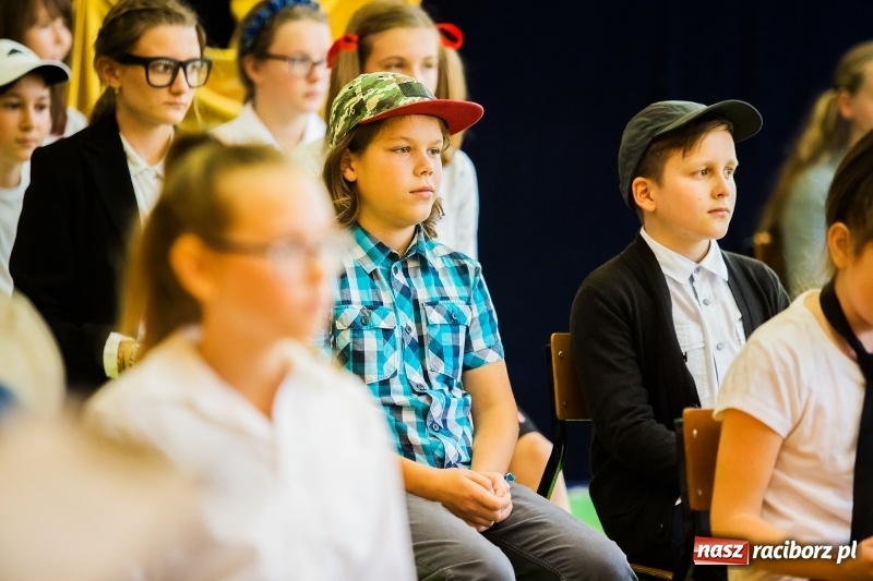 Zdjęcie w galerii na portalu naszraciborz.pl: Uroczysta akademia z okazji święta KEN w SP13 wiadomości z regionu