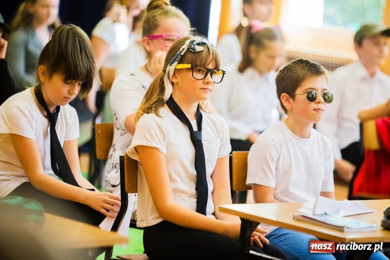 Zdjęcie w galerii na portalu naszraciborz.pl: Uroczysta akademia z okazji święta KEN w SP13 wiadomości z regionu