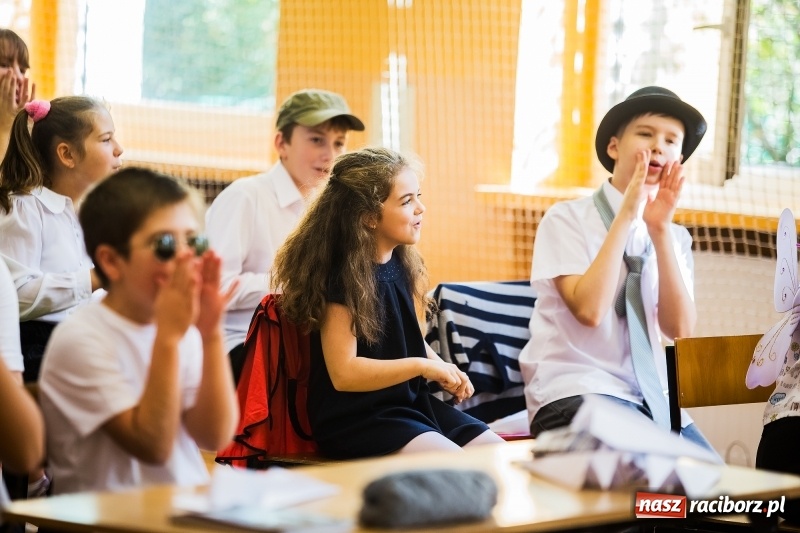 Zdjęcie w galerii na portalu naszraciborz.pl: Uroczysta akademia z okazji święta KEN w SP13 wiadomości z regionu