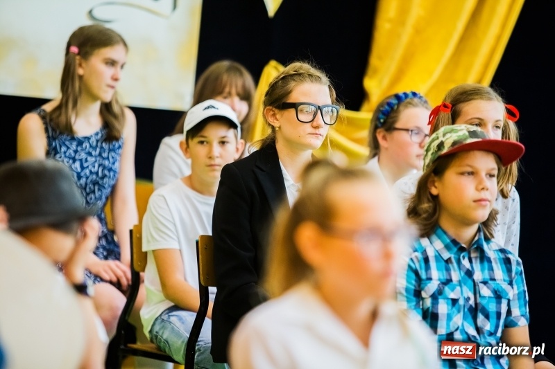 Zdjęcie w galerii na portalu naszraciborz.pl: Uroczysta akademia z okazji święta KEN w SP13 wiadomości z regionu