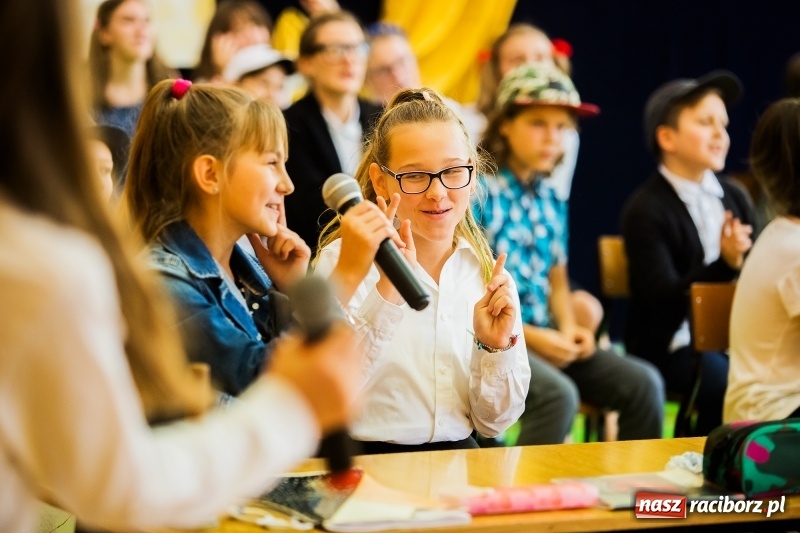 Zdjęcie w galerii na portalu naszraciborz.pl: Uroczysta akademia z okazji święta KEN w SP13 wiadomości z regionu