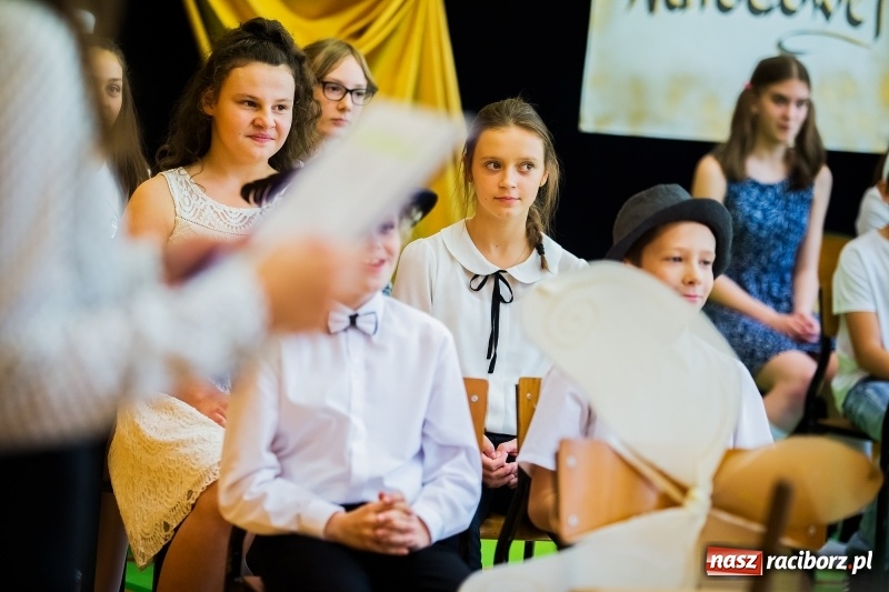 Zdjęcie w galerii na portalu naszraciborz.pl: Uroczysta akademia z okazji święta KEN w SP13 wiadomości z regionu