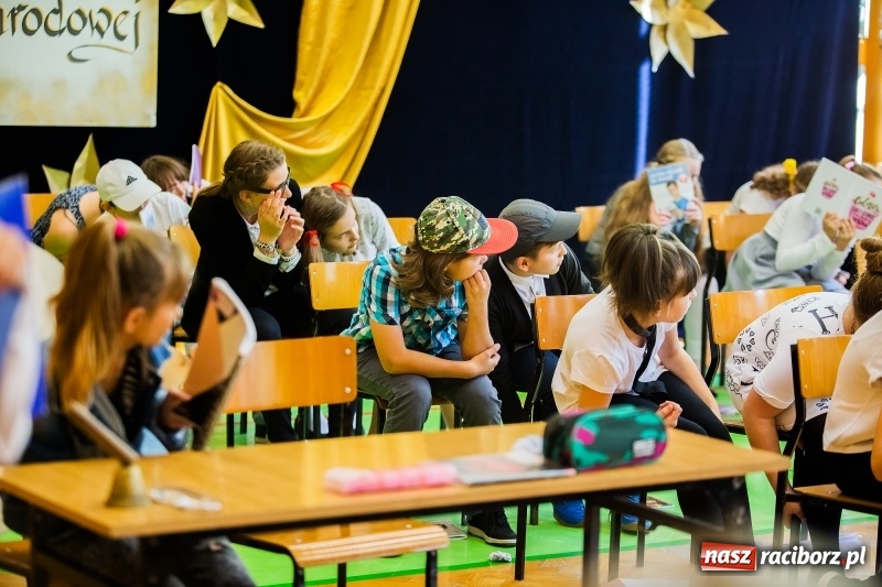 Zdjęcie w galerii na portalu naszraciborz.pl: Uroczysta akademia z okazji święta KEN w SP13 wiadomości z regionu