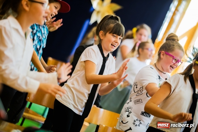 Zdjęcie w galerii na portalu naszraciborz.pl: Uroczysta akademia z okazji święta KEN w SP13 wiadomości z regionu