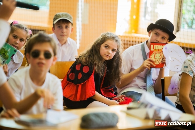 Zdjęcie w galerii na portalu naszraciborz.pl: Uroczysta akademia z okazji święta KEN w SP13 wiadomości z regionu