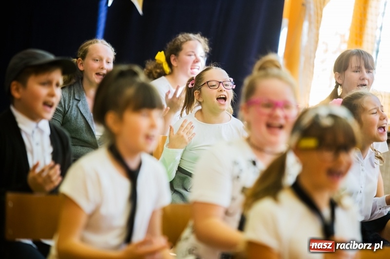 Zdjęcie w galerii na portalu naszraciborz.pl: Uroczysta akademia z okazji święta KEN w SP13 wiadomości z regionu