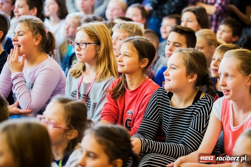 Zdjęcie w galerii na portalu naszraciborz.pl: Uroczysta akademia z okazji święta KEN w SP13 wiadomości z regionu