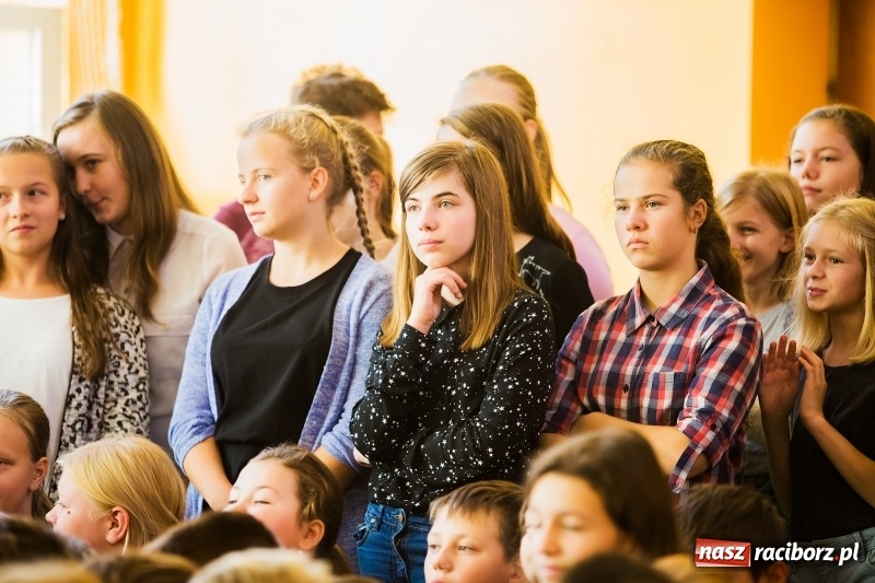 Zdjęcie w galerii na portalu naszraciborz.pl: Uroczysta akademia z okazji święta KEN w SP13 wiadomości z regionu