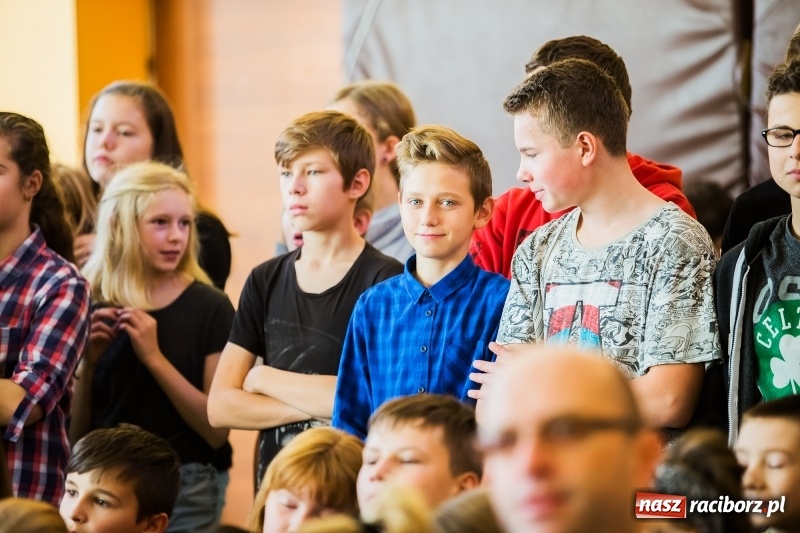 Zdjęcie w galerii na portalu naszraciborz.pl: Uroczysta akademia z okazji święta KEN w SP13 wiadomości z regionu