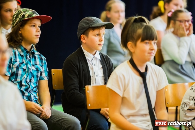Zdjęcie w galerii na portalu naszraciborz.pl: Uroczysta akademia z okazji święta KEN w SP13 wiadomości z regionu
