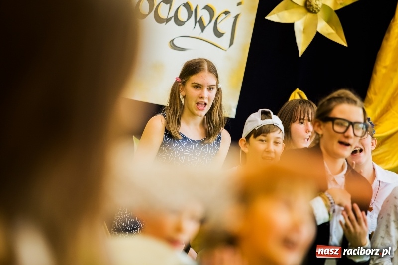 Zdjęcie w galerii na portalu naszraciborz.pl: Uroczysta akademia z okazji święta KEN w SP13 wiadomości z regionu