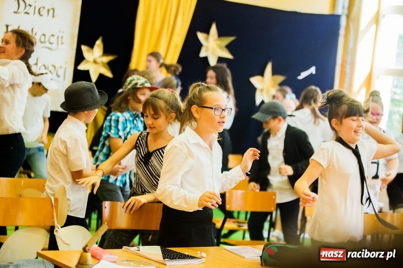 Zdjęcie w galerii na portalu naszraciborz.pl: Uroczysta akademia z okazji święta KEN w SP13 wiadomości z regionu