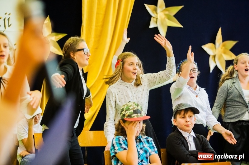 Zdjęcie w galerii na portalu naszraciborz.pl: Uroczysta akademia z okazji święta KEN w SP13 wiadomości z regionu