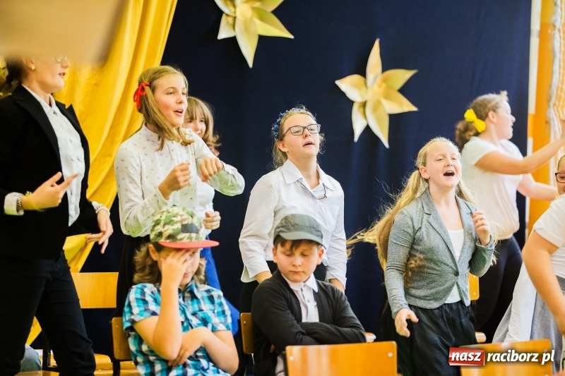 Zdjęcie w galerii na portalu naszraciborz.pl: Uroczysta akademia z okazji święta KEN w SP13 wiadomości z regionu