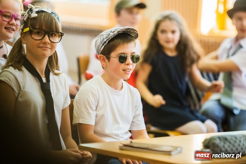 Zdjęcie w galerii na portalu naszraciborz.pl: Uroczysta akademia z okazji święta KEN w SP13 wiadomości z regionu