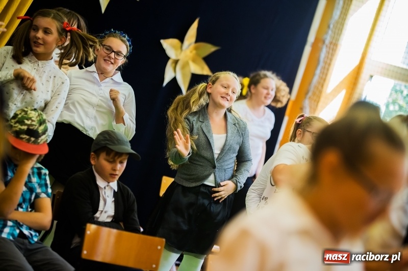 Zdjęcie w galerii na portalu naszraciborz.pl: Uroczysta akademia z okazji święta KEN w SP13 wiadomości z regionu