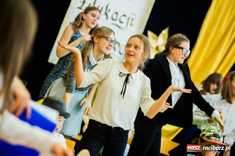 Zdjęcie w galerii na portalu naszraciborz.pl: Uroczysta akademia z okazji święta KEN w SP13 wiadomości z regionu