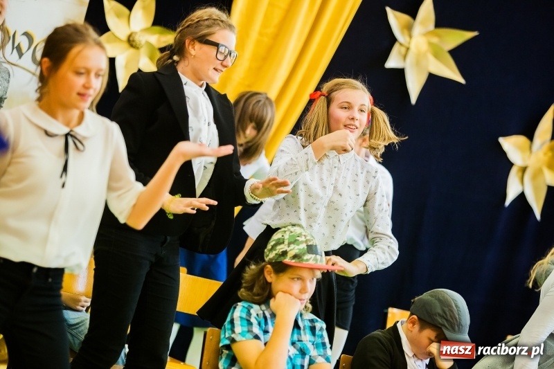 Zdjęcie w galerii na portalu naszraciborz.pl: Uroczysta akademia z okazji święta KEN w SP13 wiadomości z regionu