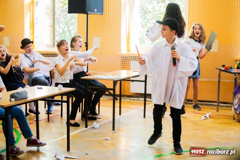 Zdjęcie w galerii na portalu naszraciborz.pl: Uroczysta akademia z okazji święta KEN w SP13 wiadomości z regionu