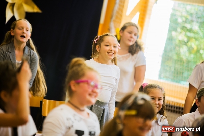 Zdjęcie w galerii na portalu naszraciborz.pl: Uroczysta akademia z okazji święta KEN w SP13 wiadomości z regionu